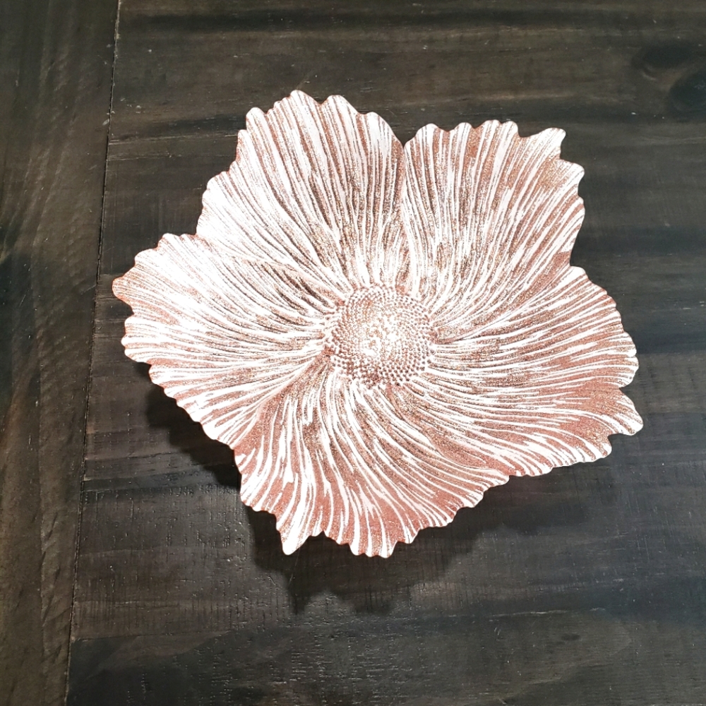 Flower shape bowl accent